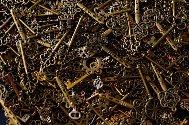 brass skeleton keys piled together
